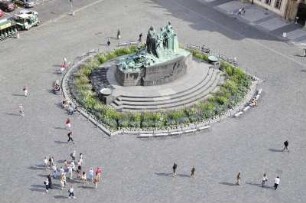 Altstadt von Prag : Blick vom Turm des Altstädter Rathauses auf die Altstadt von Prag. Bild: Altstädter Ring mit Jan-Hus-Denkmal, aufgenommen 2008
