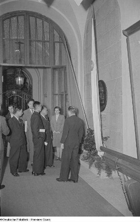 Chinesische Delegierte während eines Ausstellungsbesuches im Georgi-Dimitroff-Museum (heutiges Bundesverwaltungsgericht)