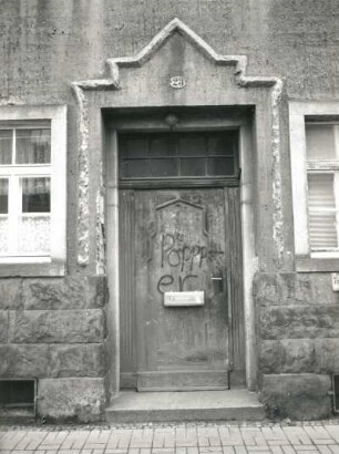 Dresden-Pieschen, Braunschweiger Straße 7, Wurzener Straße 23. Doppelwohnhaus (um 1925). Portal (Nummer 23)