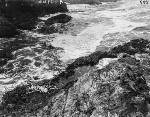 Gischt : Durch sich brechende Wellen entsteht Gischt auf der Wasseroberfläche.