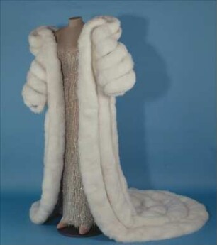 Schwanenpelzmantel und Tasselkleid (Archivtitel)