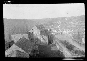 Bouillon (Belgien): Gebäude der Burg, im Hintergrund Brücke und Stadt an der [Semois]