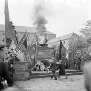 8. Mai 1966 : Kranzniederlegung am VVN-Denkmal zum Tag der Befreiung