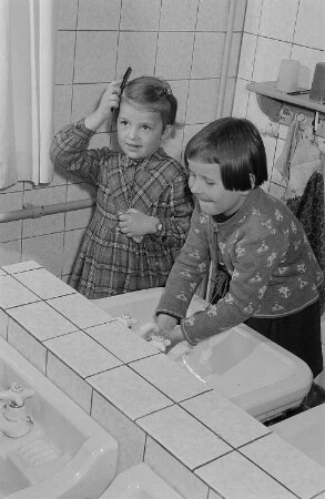 Zwei Mädchen im Bad des Kindergartens