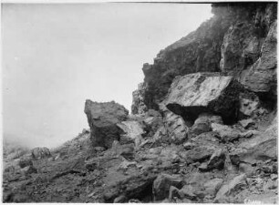 Aufstieg zum Gipfel des Meru : Blick auf einen Felshang. Auf dem Weg zum Gipfel des Vulkan Merus diente der Felshang der Expedition als Rastplatz.