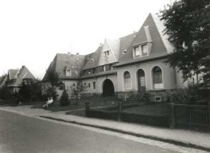 Berggießhübel (Bad Gottleuba-Berggießhübel), Ernst-Thälmann-Straße (Siedlung) 16-13. Stadtsiedlung am rechten Gottleubahang. 1927 ff. Doppelwohnhaus. Straßenansicht mit Durchgang