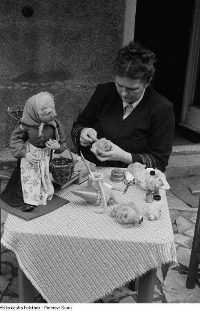 Frau Liebich beim Puppen herstellen