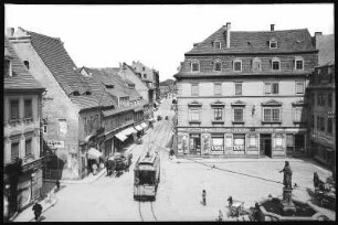 Meißen. Heinrichsplatz. Elbstraße mit Straßenbahn und Denkmal