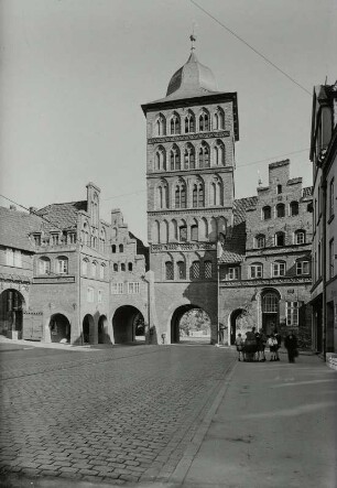 Lübeck. Nördliche Stadtbefestigung mit Burgtor. Burgtorbefestigung, Marstallgefängnis, Zöllnerhaus