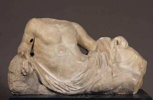 Torso einer auf ihrer rechten Seite liegenden männlichen Gestalt