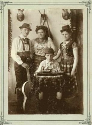 Foto: A Tiroler Jodla-Grupp'n (Adolf Lorenz mit zwei Schwestern und 1 Bruder)