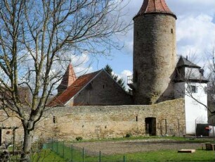 Stadtbefestigung-Ansicht im Südosten - Eichelseeturm (15 Jh) mit vorgelagertem Halbrondellturm (16 Jh) von Süden mit anschließender Stadtmauer (Wehrgang abgetragen)