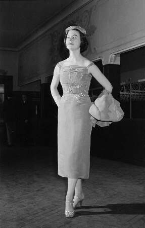 Modeaufnahmen, Frau im eleganten Kleid