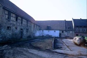 Blick in den Hof des ehemaligen Gutes: Stallgebäude und Mistplatz