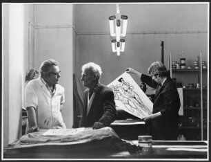 Wilhelm Rudolph, Erhard Dracher und Bernhard Koban : Portrait der Maler und Grafiker Wilhelm Rudolph, Erhard Dracher und Bernhard Koban im Hintergrund