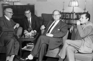 Freiburg: In der Wohnung Mc Intosh, Dr. Heuer, Mc Intosh, Dr. Hennecke, Regisseur Sauer