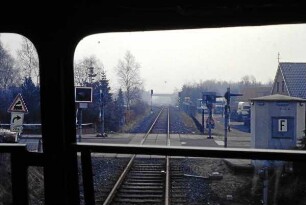 Rendsburg: Bahnübergang Büsumer Straße, Im Hintergrund Brücke der Bundesstraße 77