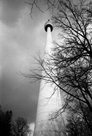 Stuttgart, Degerloch: Stuttgarter Fernsehturm von unten, ganz nah