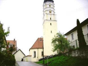 Ansicht von Norden mit Kirche (Kirchturm im Kern Spätromanisch-Obergeschosse Gotisch- und Barock erneuert) in Lage am Ortsrand