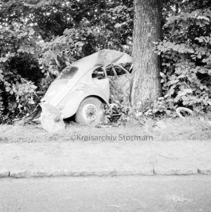 B 75: vor Bargteheide: Verkehrsunfall: Pkw fährt gegen Baum: zerstörter Unfallwagen an Baum, Metallteile: Büsche: davor Fußgängerweg, Straße