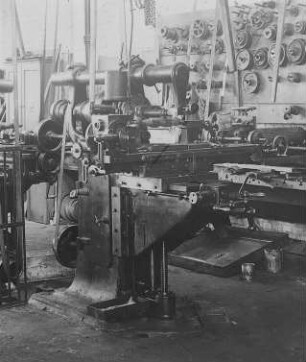 Universalfräsmaschine : Technikgeschichte | Technologie | Eisen und Stahl | Werkzeug-Maschinenfabrikation
