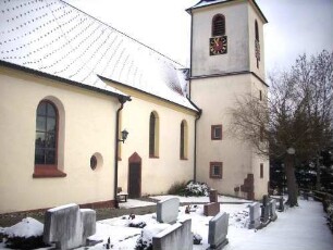 Turm und Langhaus von Südwesten