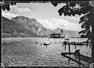 Gmunden, Österreich. Blick vom Jachtklubhafen auf das Schloss Ort mit Traunstein