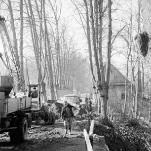 Brücke des Mühlenredder über dem Abfluss des Schlossgrabens: Renovierung: Blick Richtung Westen: Baukran, Lkw, Arbeiter, Bauwagen: rechts Schlossmühle