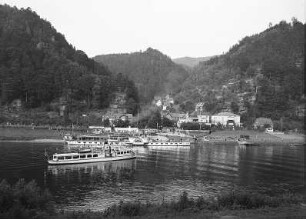 Schmilka. Personen-Seitenraddampfer "Loschwitz" (1899, Werft Laubegast) an der Anlegestelle