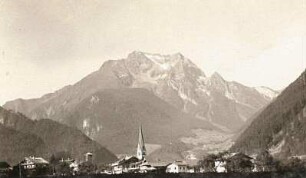 Mayrhofen/Österreich. Ortsansicht mit Kirche