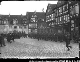 Einzug der Regierungstruppen in Wolfenbüttel Enthält: Platte 9, Soldaten marschieren vom Stadtmarkt in die Lange Herzogstr.