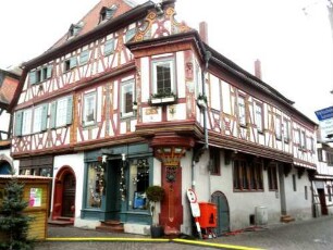 Stadtbild - Einhardshaus (1596) am Marktplatz über Eck mit Obergeschoß in Fachwerk mit Farbigkeit sowie Eckerker auf Konsole in Übersicht