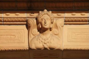 Terrakottaverkleidungen der Arkade — Schlussstein