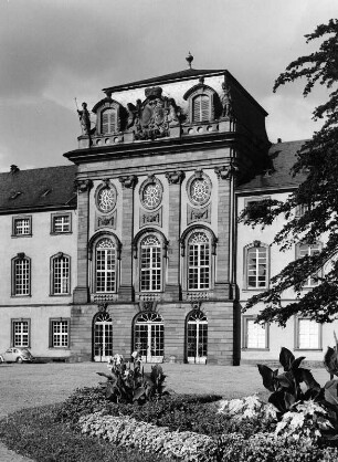 Kleinheubach. Fürstlich-Löwensteinsches Schloss (1723-1732; L. R de la Fosse, J. Dientzenhofer, J. J. Rischer). Mittelbau