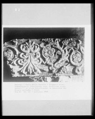 Schmuckplatte mit Blumen und Ranken