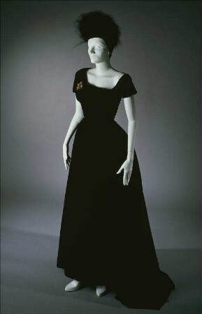 Abendkleid aus schwarzem Samt mit Federkappe (Archivtitel)