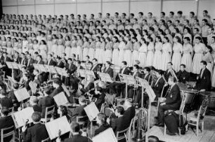 Nationales Kulturensemble der DDR : Blick auf die Bühne mit einem Chor und Orchester