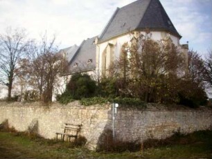 Ansicht von Südosten mit Kirche (Kirchturm und Langhaus im Kern Romanisch-Hochchor Spätgotisch) über Kirchhofmauer (Wehrgang im 18 Jh abgetragen)