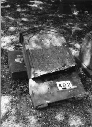 Grabstein 482 (Index: 99629983) Material: Sandstein Zustand: zerbrochen, völlig verwittert Maße HxBxT: 174x59x16 cm Beschreibung: St. auf Sock. m. giebelart. Abschl. m. Verdach/Schriftfeld eingetieft m. Rundbog. abschl: Grabstein 482