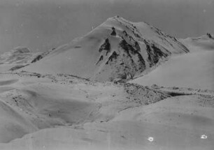 Gebirgslandschaft : Eine schneebedeckte Gebirgslandschaft im Tian Shan Hochgebirge