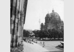 Besucher an der Freitreppe des Alten Museums mit Blick auf den Berliner Dom