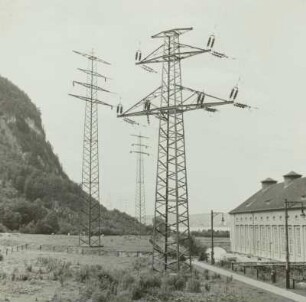 Walchenseekraftwerk, Hochspannungsmast und Krafthaus