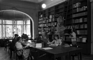 Bukarest: Bibliothek, Hintergrund rundes Fenster