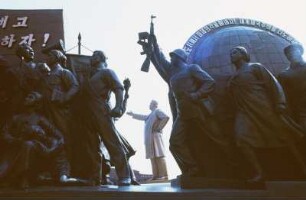Figurengruppe seitlich des Großmonuments Mansudae
