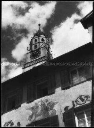 Kirchturm und bemalte Fassade