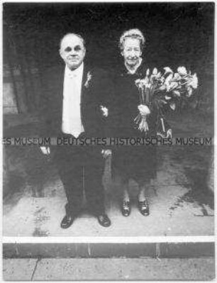 Altes Ehepaar bei der goldenen Hochzeit
