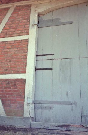 Hermann-Claudius-Weg / Ecke Poststraße: Reetdachhaus mit Trapezgauben: Giebelseite Wirtschaftstrakt mit Scheunentor, Teilansicht