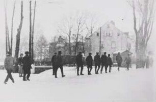 Demonstration der Erwerbslosen im Gänsemarsch : Raschau. Demonstration der Erwerbslosen im Gänsemarsch am Bahnübergang Raschau/Grünstädtel