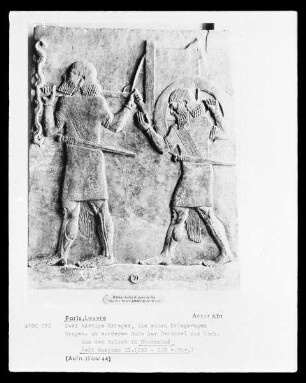 Zwei bärtige Männer, die einen Kriegswagen tragen, Relief aus dem Palast von Chorsabad