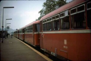 Bretzfeld Schienenbus-Beiwagen 998 742 Bahnsteig Reisende